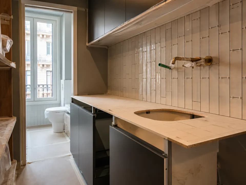 Cocina en proceso de colocación de revestimientos y encimera