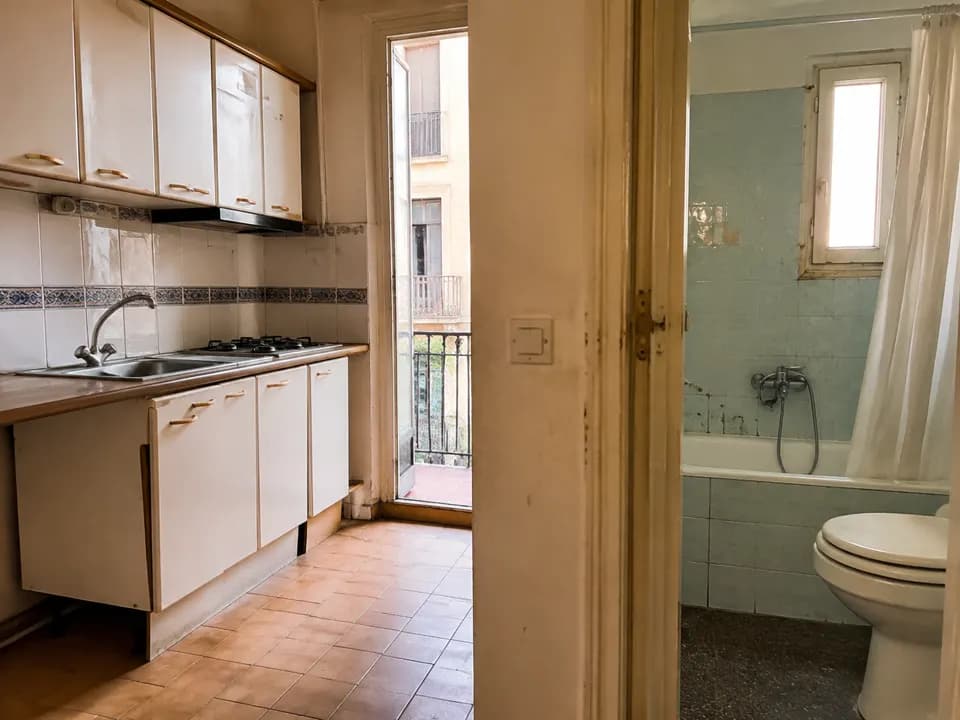Cocina y baño de una vivienda antes de su renovación